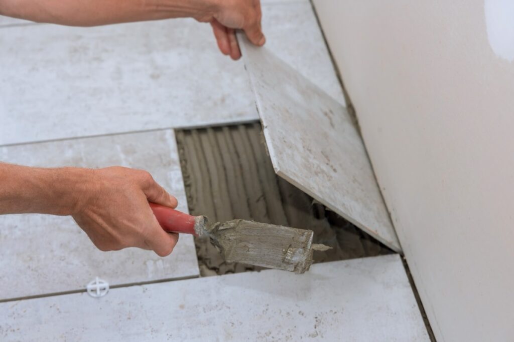 Carrelage qui sonne creux : causes et réparations possibles