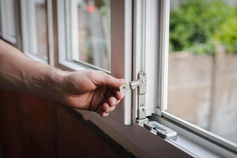 Fenêtre qui ne ferme plus : causes et réglages à tenter