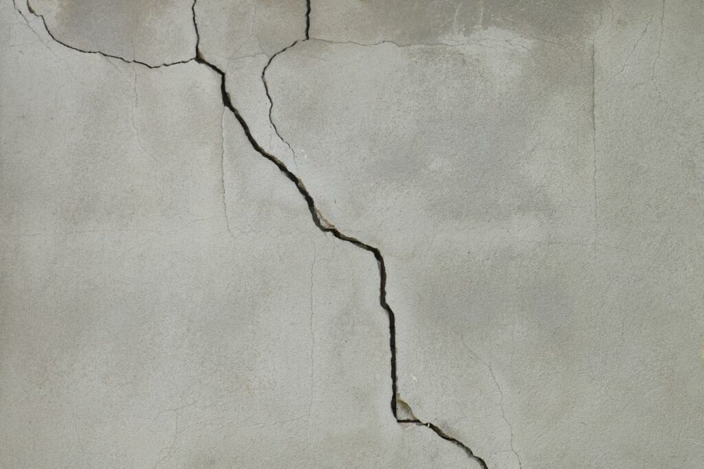 Fissure dans un mur : quand s'inquiéter, comment réparer