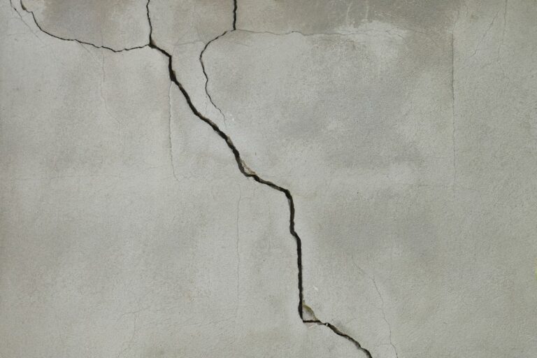 Fissure dans un mur : quand s&rsquo;inquiéter, comment réparer