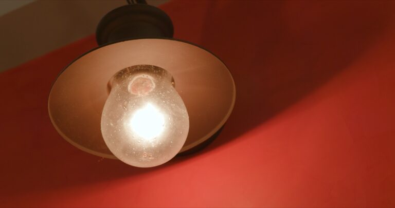 Lumière qui clignote : d&rsquo;où ça vient et que faire ?