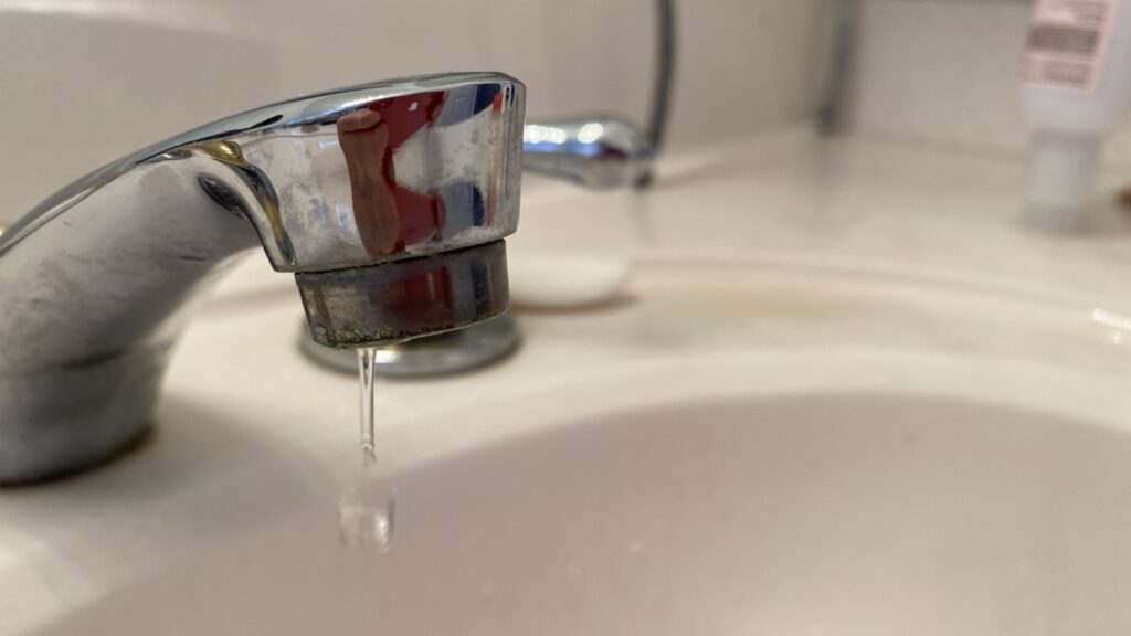 Mitigeur qui fuit à la base : d'où vient l'eau ?