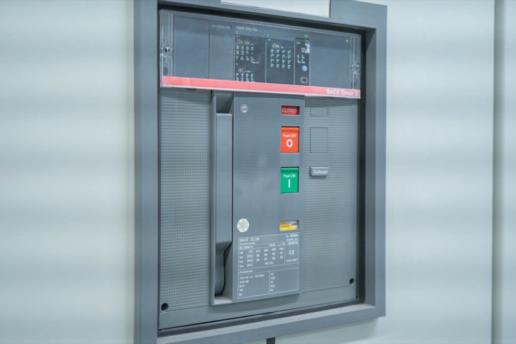 Odeur de brûlé ou tableau électrique chaud : agir vite