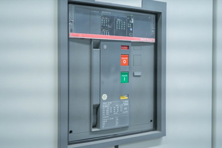 Odeur de brûlé ou tableau électrique chaud : agir vite