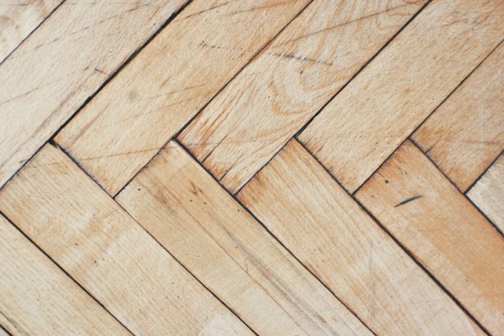 Parquet qui craque : d'où viennent ces bruits et que faire ?