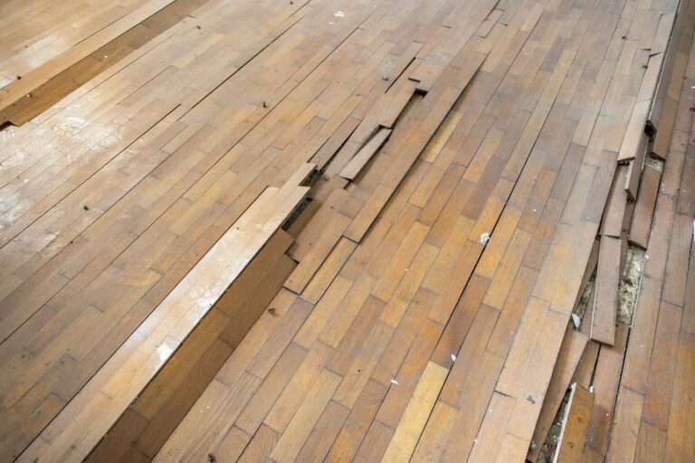 Parquet qui gonfle après une fuite : que faire vite ?