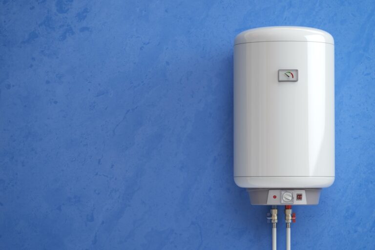Plus d&rsquo;eau chaude chez vous : que faire avant d&rsquo;appeler ?