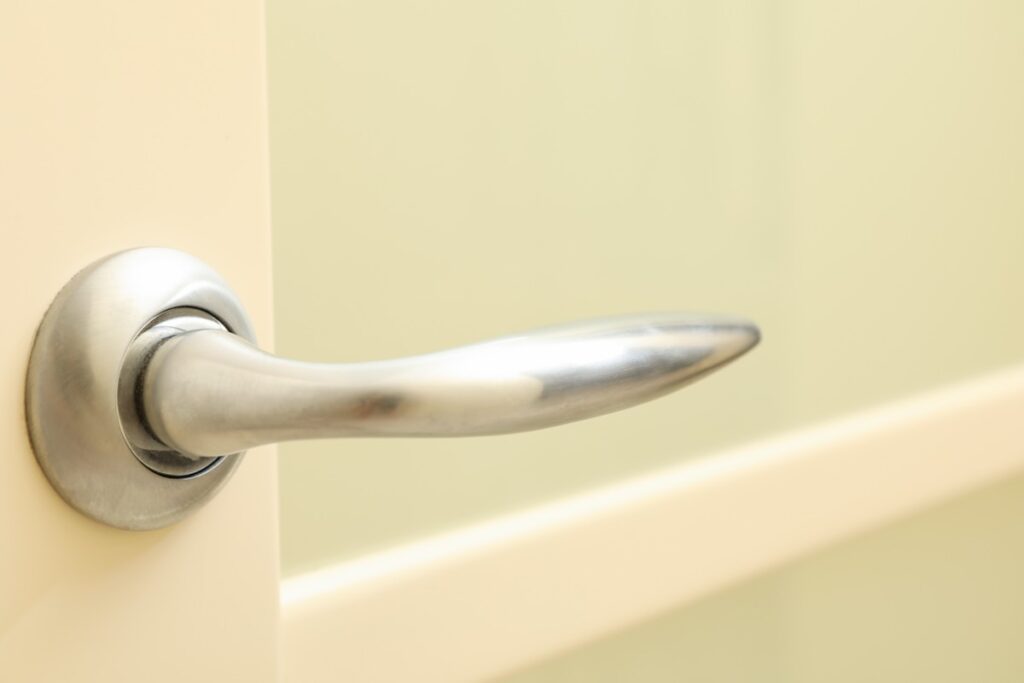 Poignée de porte cassée ou qui tombe : que faire ?