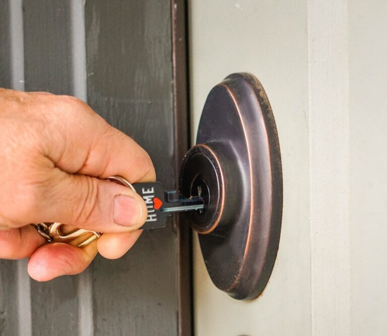 Porte claquée : que faire pour rentrer sans la casser ?