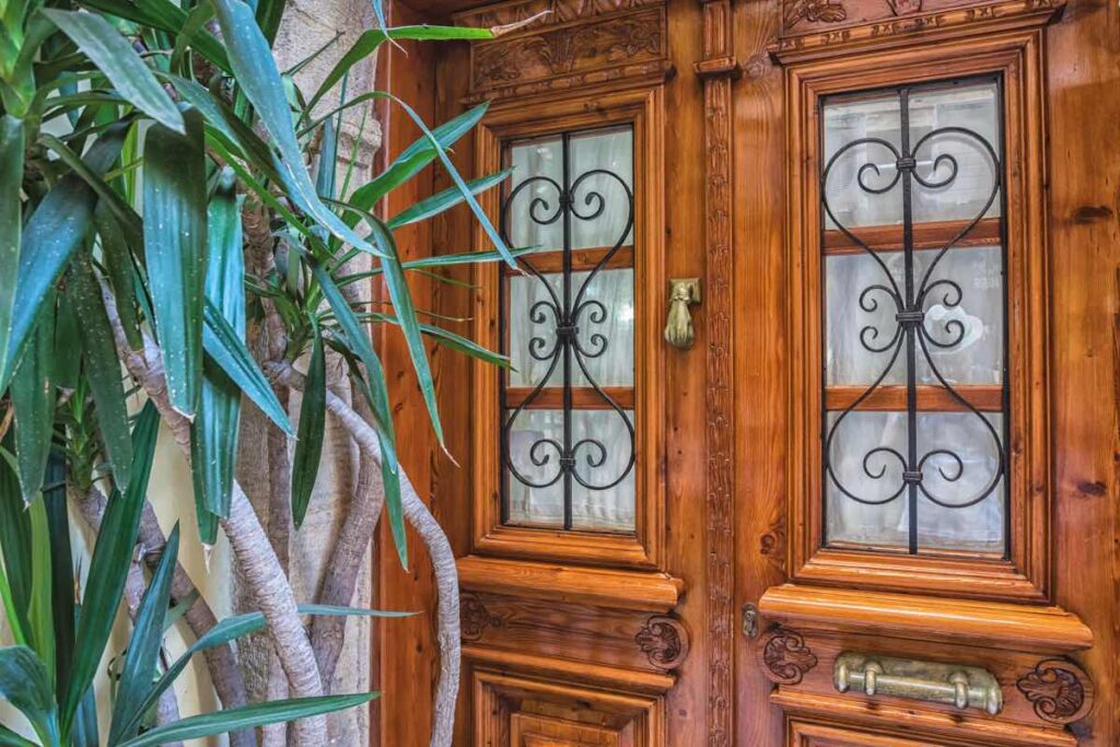 Porte d'entrée qui frotte ou gonfle : les bons réglages