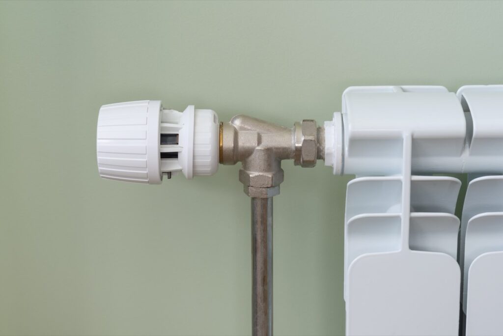 Radiateur froid en bas ou en haut : causes et solutions