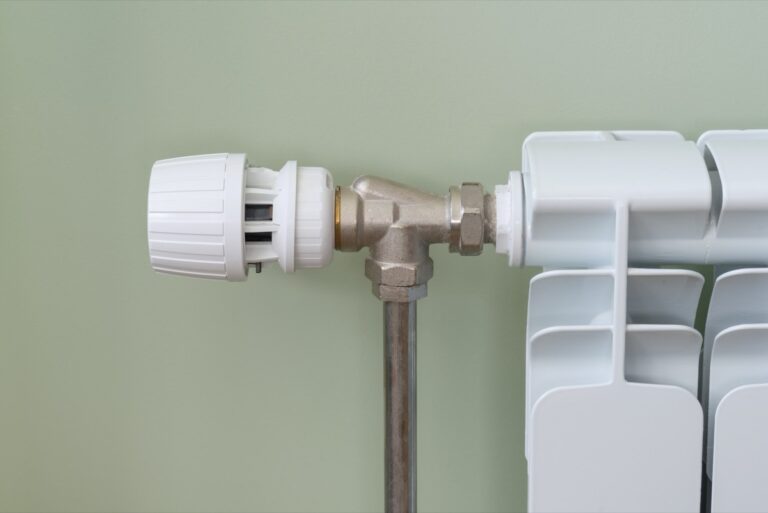 Radiateur froid en bas ou en haut : causes et solutions