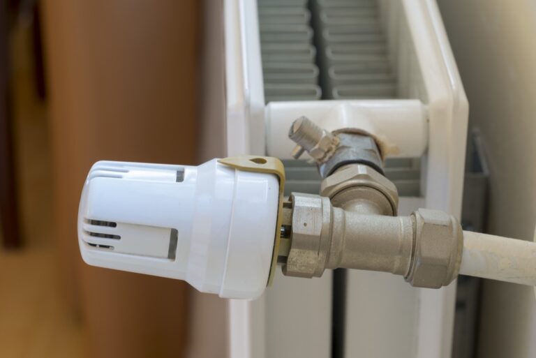Radiateur qui fuit : les bons réflexes pour limiter les dégâts