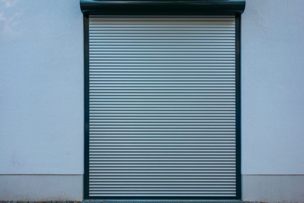 Volet roulant bloqué : que faire avant d'appeler ?
