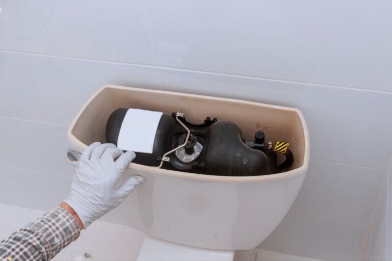 WC qui fuit ou chasse d&rsquo;eau qui coule : que vérifier ?